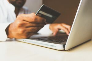 Marketplace ou loja oficial: o que muda para quem compra